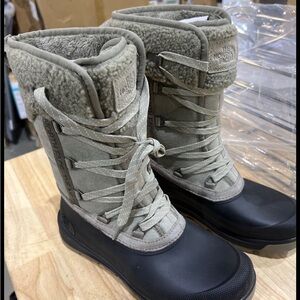 The North Face Women's Tan and Black Winter Boots